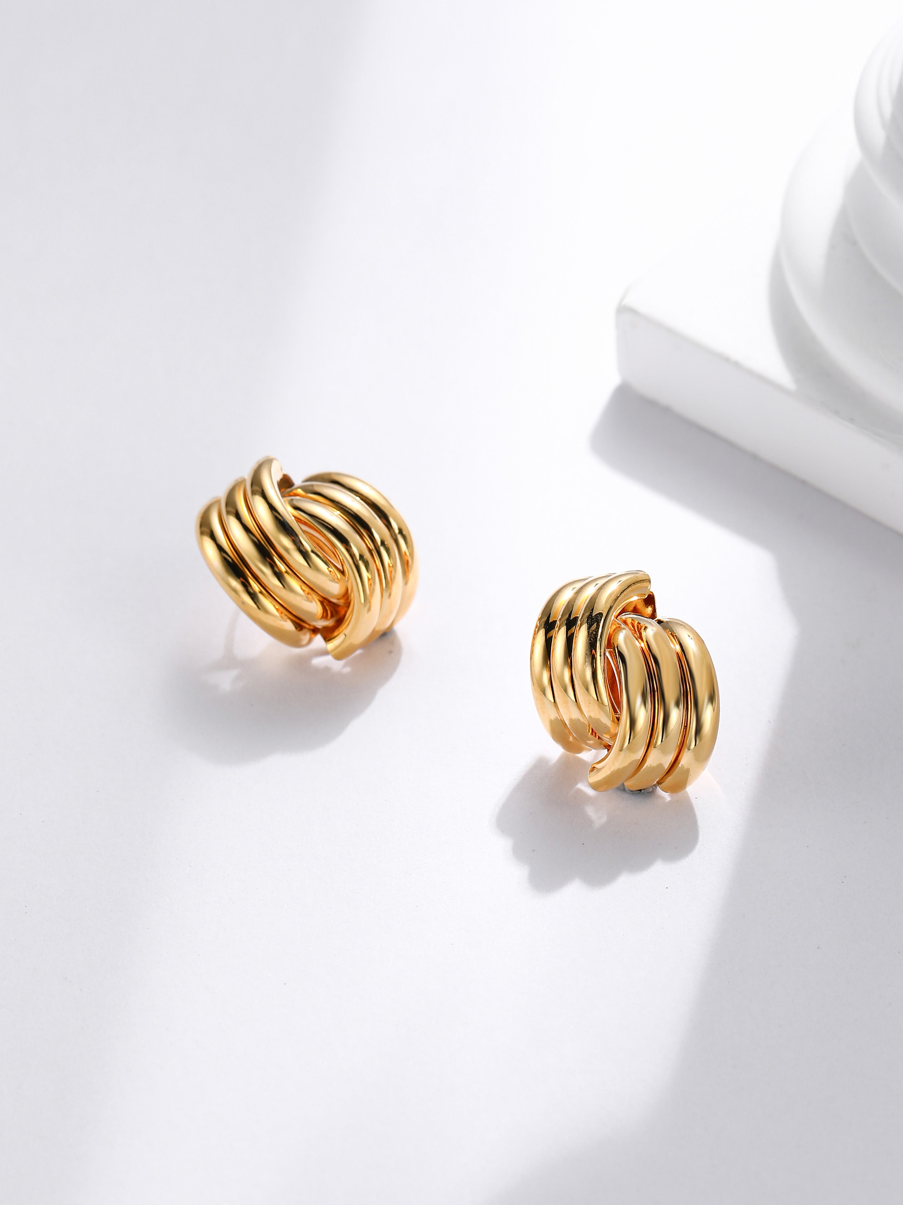 How to Buy the Latest Design Gold Earrings for Women: A Complete Guide