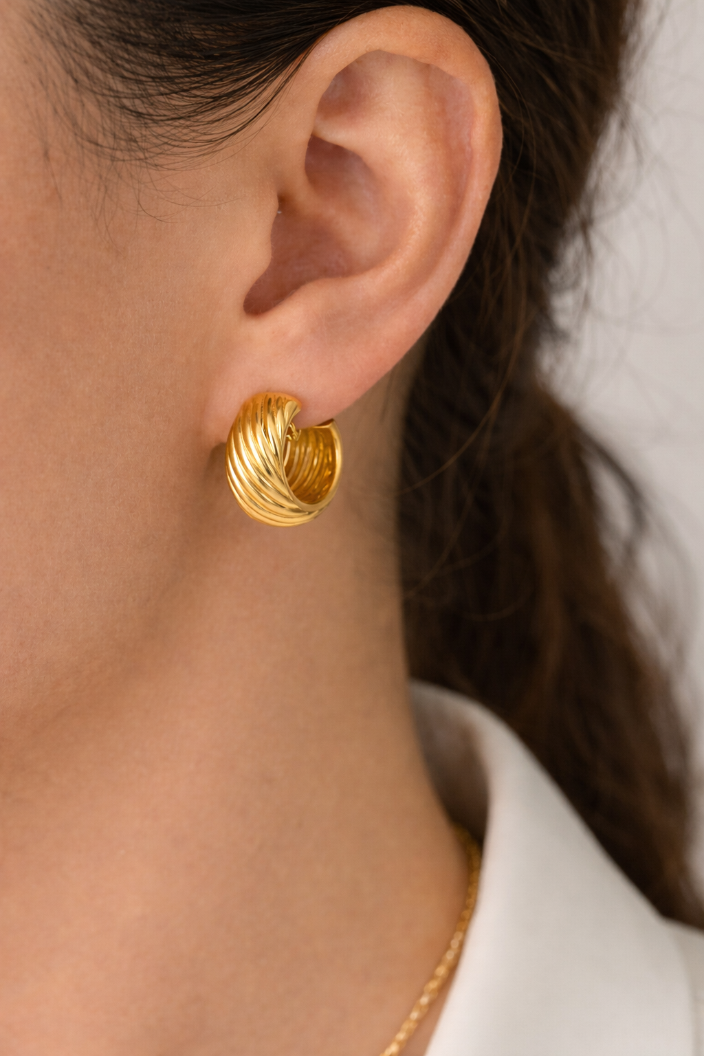 GOLD KELLERY Sculptural Ribbed Hoop Earrings Gold-Tone Stainless Steel