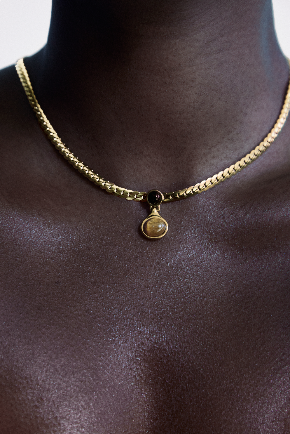 Amber Aura: Vintage Gilded Cabochon Pendant Necklace
